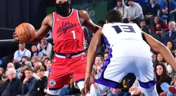 包含里程碑夜！夏洛特黄蜂状态回暖；NBA总决赛集结日刷纪录；更衣室稳定；阵容厚度经受考验的词条